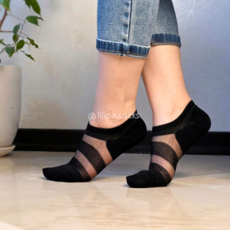 پاخور جوراب زیرقوزکی شیشه‌ای مشکی طرح راه‌راه زنانه با شلوار جین